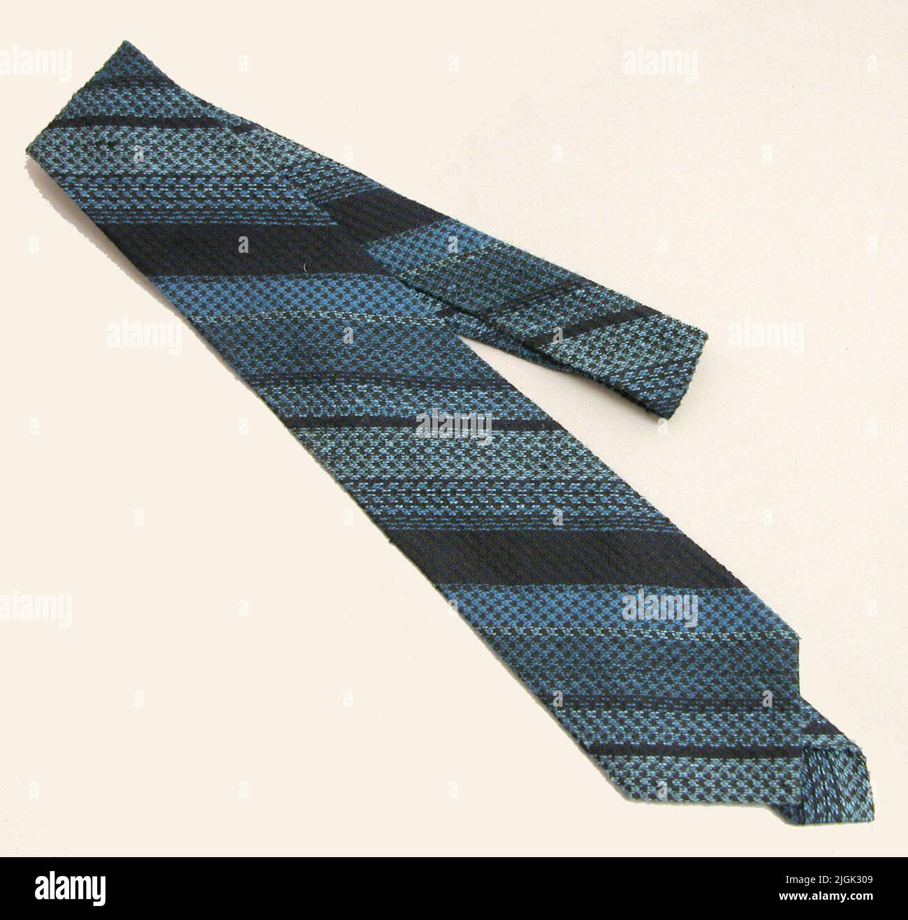 Slips cravate, structure diagonale à rayures tissées dans différents tons bleus. Étiquette : Dralon. Super luxe. Fibre optique. La cravate utilisée pendant le 1970s à loisir. Cadeau 2005-09-01 par Leif Carlsson, Karlskrona Banque D'Images