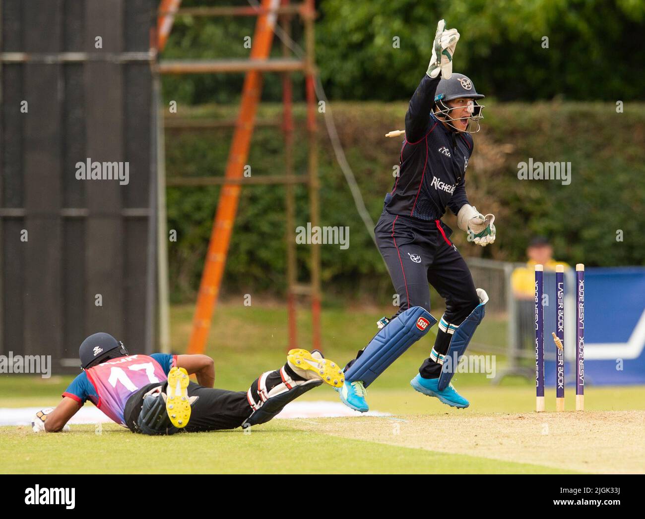 ICC Men's Cricket World Cup League 2 - Népal v, Namibie. 10th juillet 2022. Népal Prenez la Namibie dans la Ligue de coupe du monde de cricket 2 de l'ICC à Cambusdoon, Ayr. Pic shows: Le gardien de cricket namibien, Zane Green, célèbre comme NepalÕs Rohit Paudel est à court pour 0 par le capitaine namibien, Merwe Erasmus. Crédit : Ian Jacobs/Alay Live News Banque D'Images