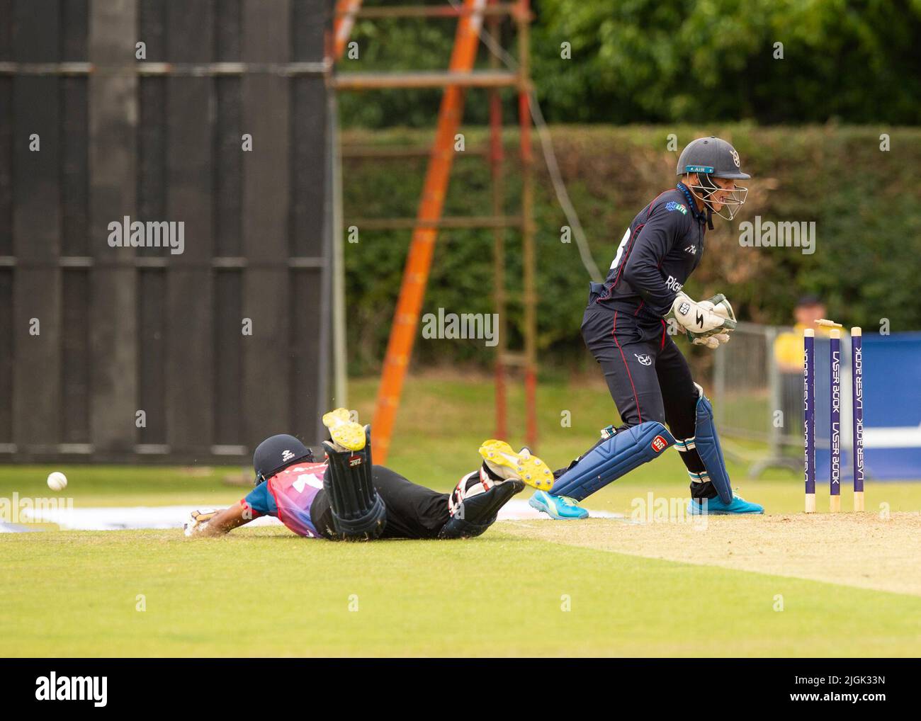 ICC Men's Cricket World Cup League 2 - Népal v, Namibie. 10th juillet 2022. Népal Prenez la Namibie dans la Ligue de coupe du monde de cricket 2 de l'ICC à Cambusdoon, Ayr. Pic shows: Le gardien de cricket namibien, Zane Green, célèbre comme NepalÕs Rohit Paudel est à court pour 0 par le capitaine namibien, Merwe Erasmus. Crédit : Ian Jacobs/Alay Live News Banque D'Images