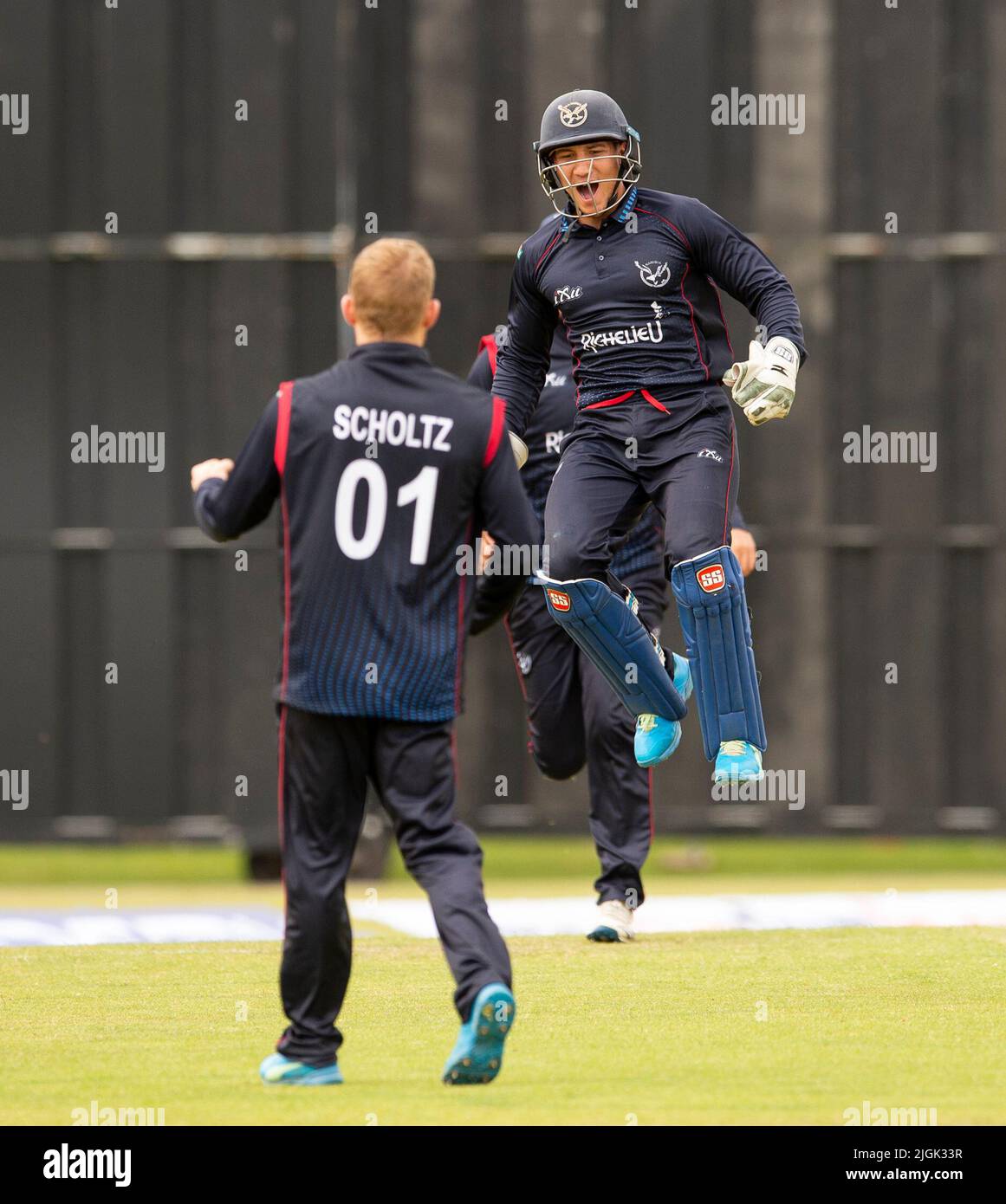 ICC Men's Cricket World Cup League 2 - Népal v, Namibie. 10th juillet 2022. Népal Prenez la Namibie dans la Ligue de coupe du monde de cricket 2 de l'ICC à Cambusdoon, Ayr. Pic shows: Les célébrations de haut vol par le gardien de cricket de Namibie, Zane Green, après avoir trébuchement NepalÕs Kushal Bhurtel pour 27. Bernard Scholtz, Credit: Ian Jacobs/Alay Live News Banque D'Images