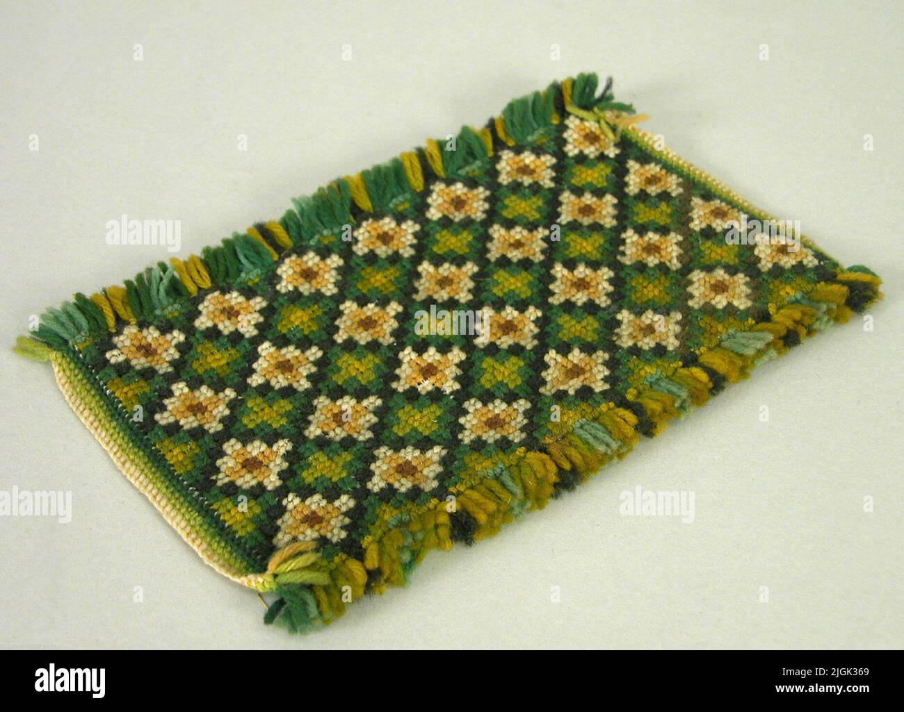 Tapis Matta, brodé en laine. Vert, beige. Brodés sur le fond de la diffusion en diagonale. Franges sur les côtés longs. Dos doublé de coton noir. Acquisitions antérieures. Non marqué Banque D'Images