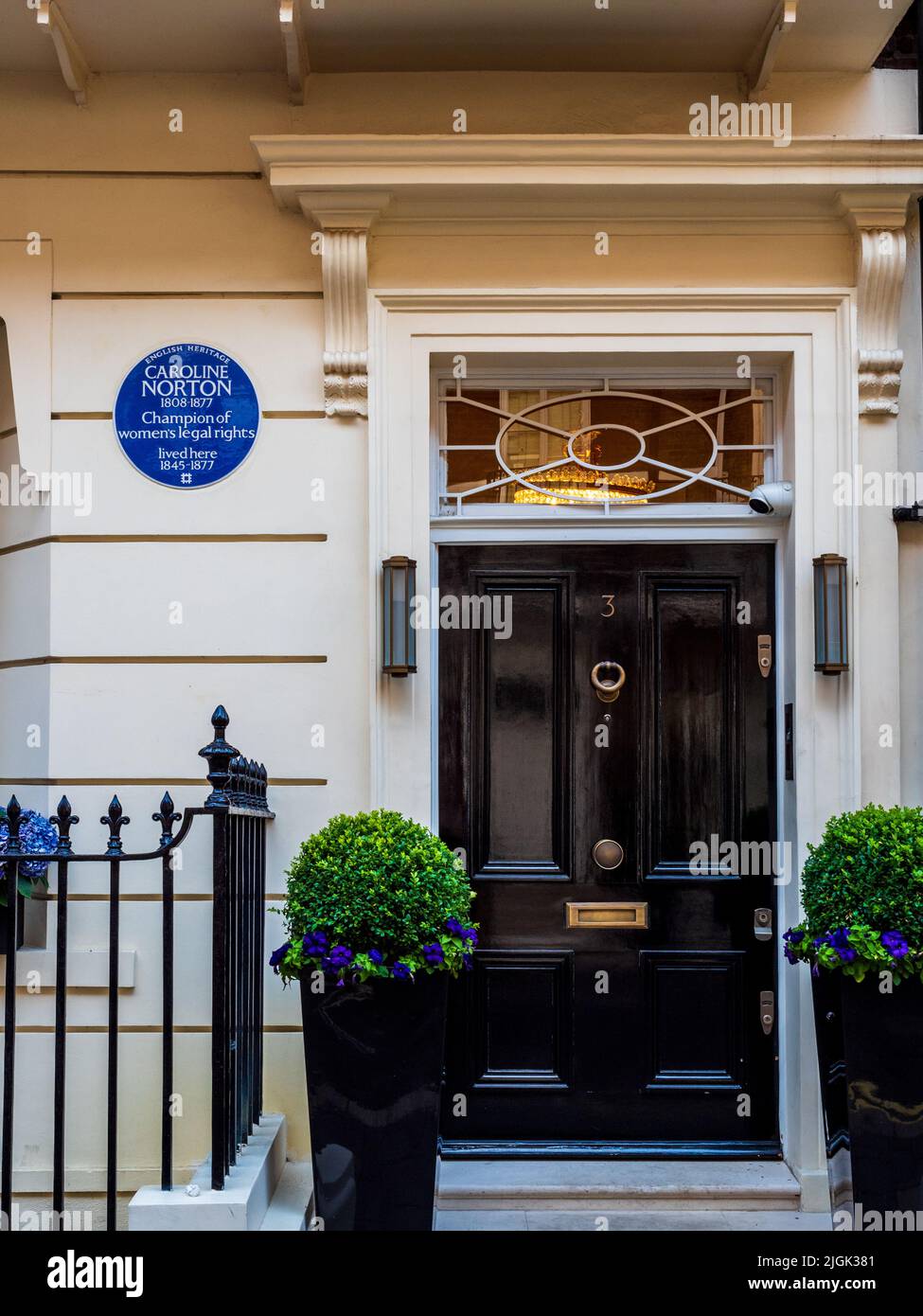 Caroline Norton Blue plaque au 3 Chesterfield Street, Mayfair, Londres CAROLINE NORTON 1808–1877 la championne des droits juridiques des femmes a vécu ici 1845–1877 Banque D'Images