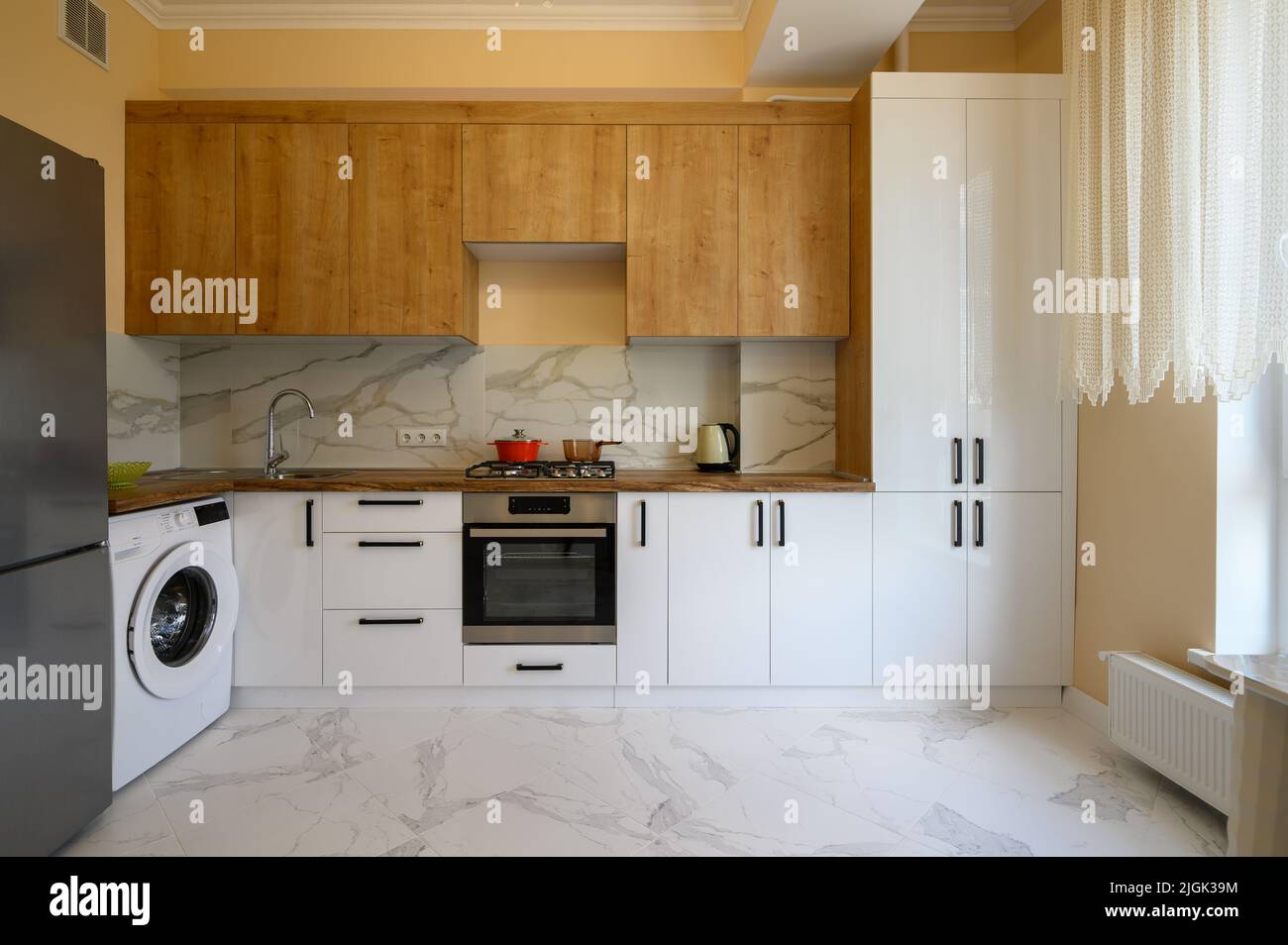 Cuisine moderne en bois blanc et jaune Banque D'Images