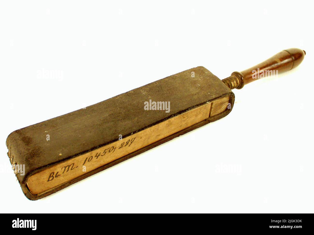 Strigel bande droite de bois, enveloppée de bracelet en cuir. La tige de bois avec le filetage de vis et la glace - graissée dans la pièce rectangulaire de bois. Banque D'Images