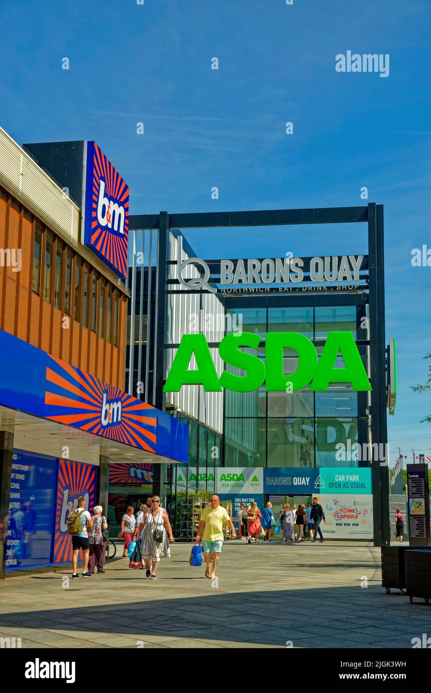 Les magasins Asda et B&M du nouveau centre de Barons Quay dans le centre-ville de Northwich, Cheshire, Angleterre, Royaume-Uni. B&M a remplacé M&S en 2021. Banque D'Images