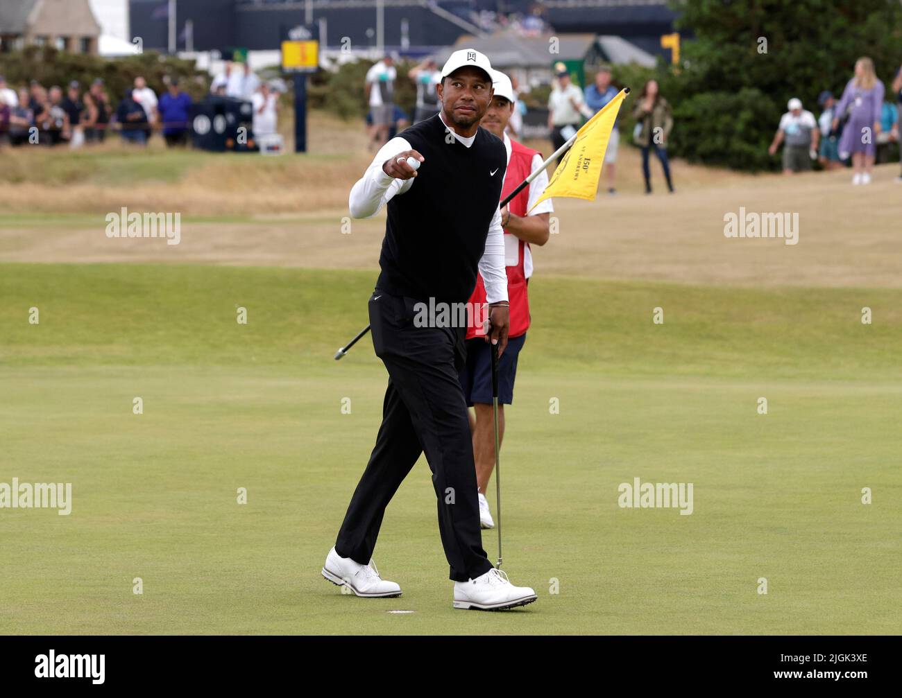 Tiger Woods de Team Woods célèbre après avoir mis un oiseau sur le green 2nd lors de l'événement R&A Celebration of Champions au Old course, à St Andrews. Date de la photo: Lundi 11 juillet 2022. Banque D'Images
