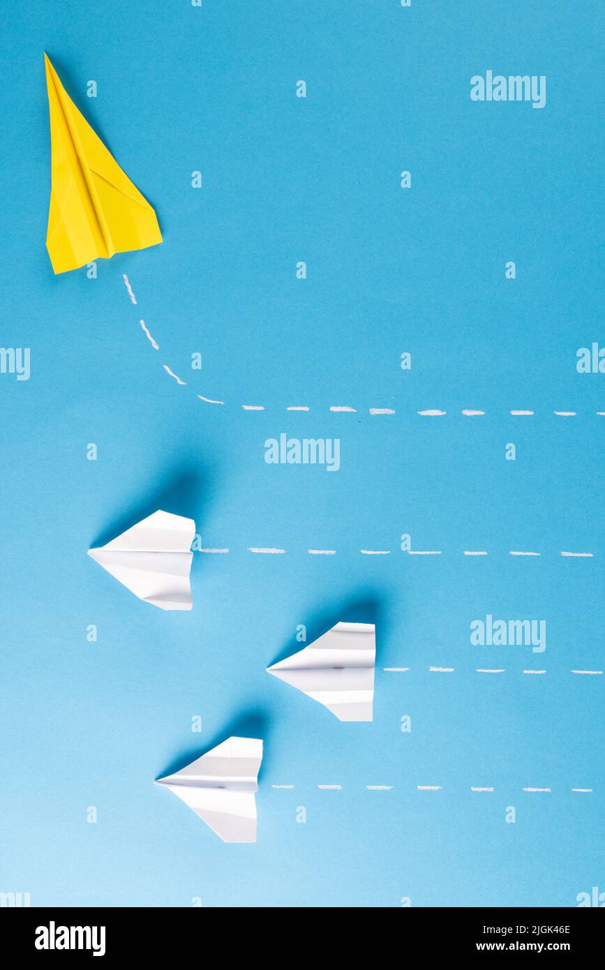 Illustration d'un plan de papier jaune et de trois fonds de papier blanc sur fond bleu Banque D'Images