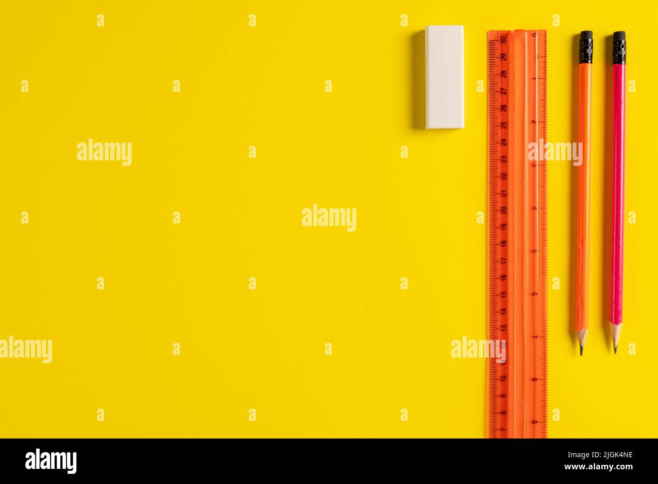 Image de crayons, gomme et règle sur fond jaune avec espace de copie Banque D'Images