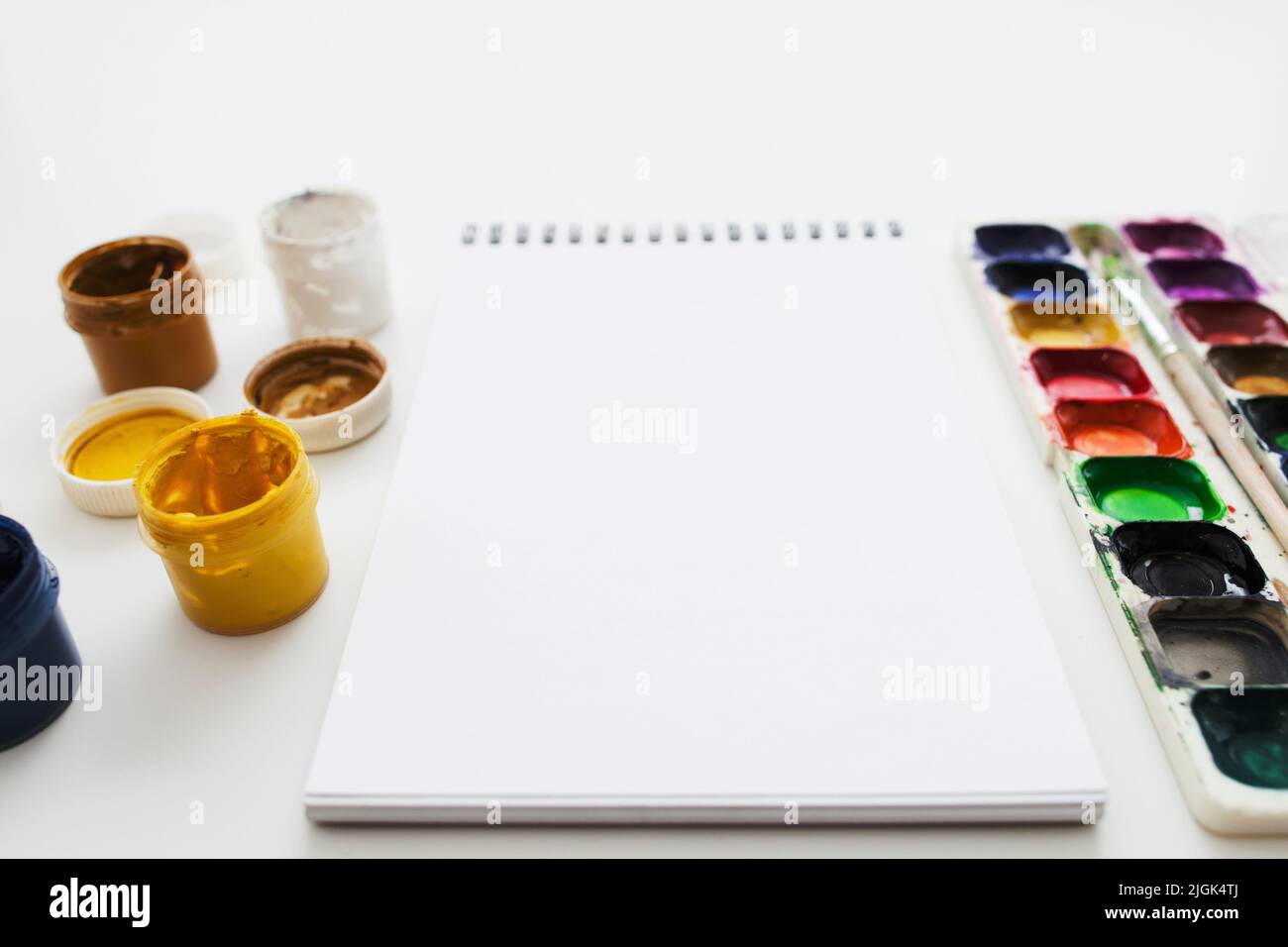 Carnet d'esquisses vierge avec maquette de peinture différente Banque D'Images