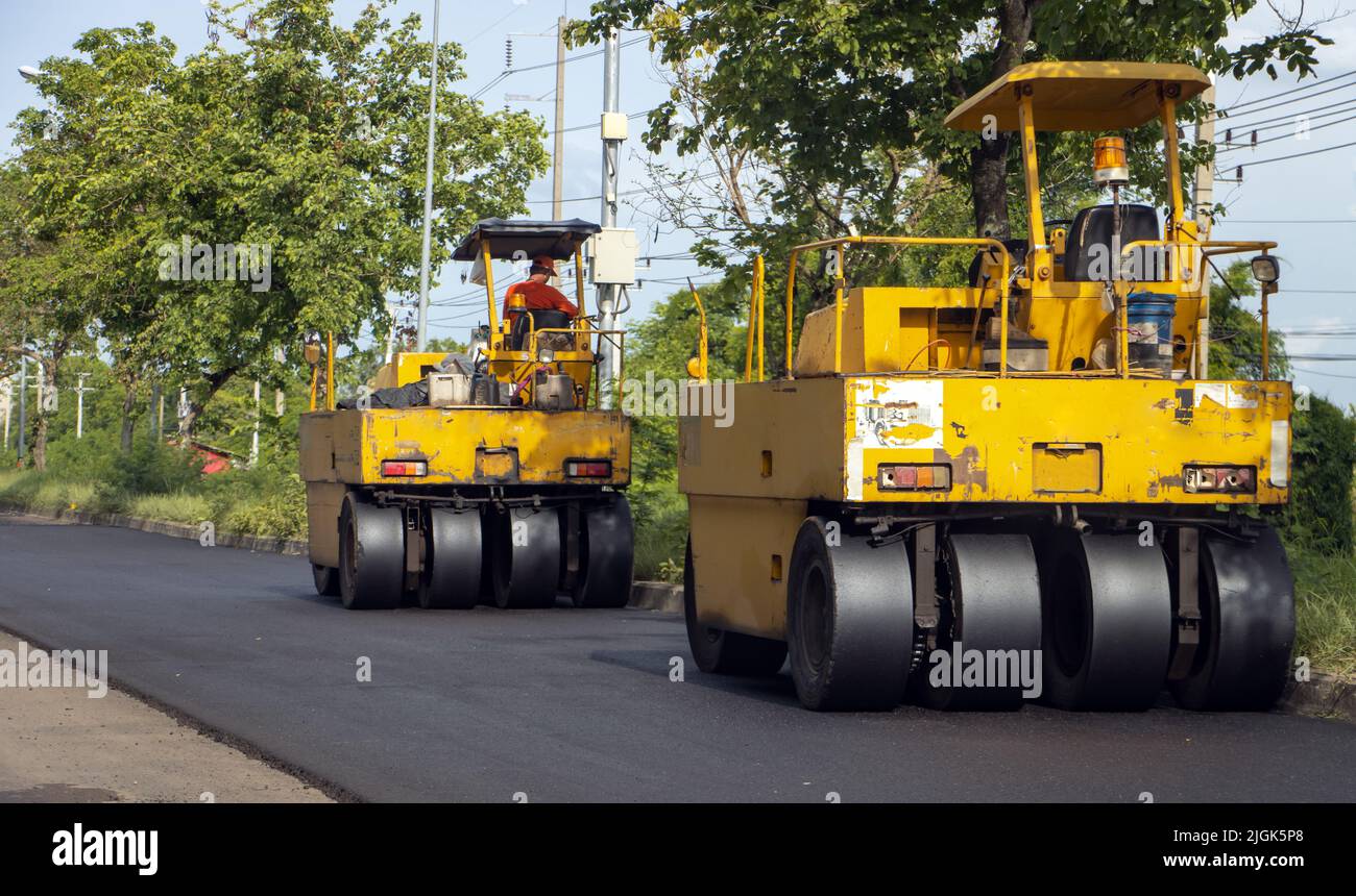 Les rouleaux de route travaillent à la construction de l'autoroute Banque D'Images