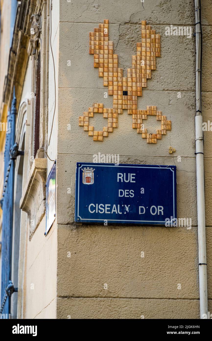 MifaMosa rue des Ciseaux d'Or, Avignon, France. L'artiste français piments des panneaux de rue dans diverses villes avec des mosaïques qui ont référence au nom de la rue. En tant que caractéristique spéciale, chaque image a trois points collés dessus, symbolisant lui-même, sa mère et sa sœur Banque D'Images