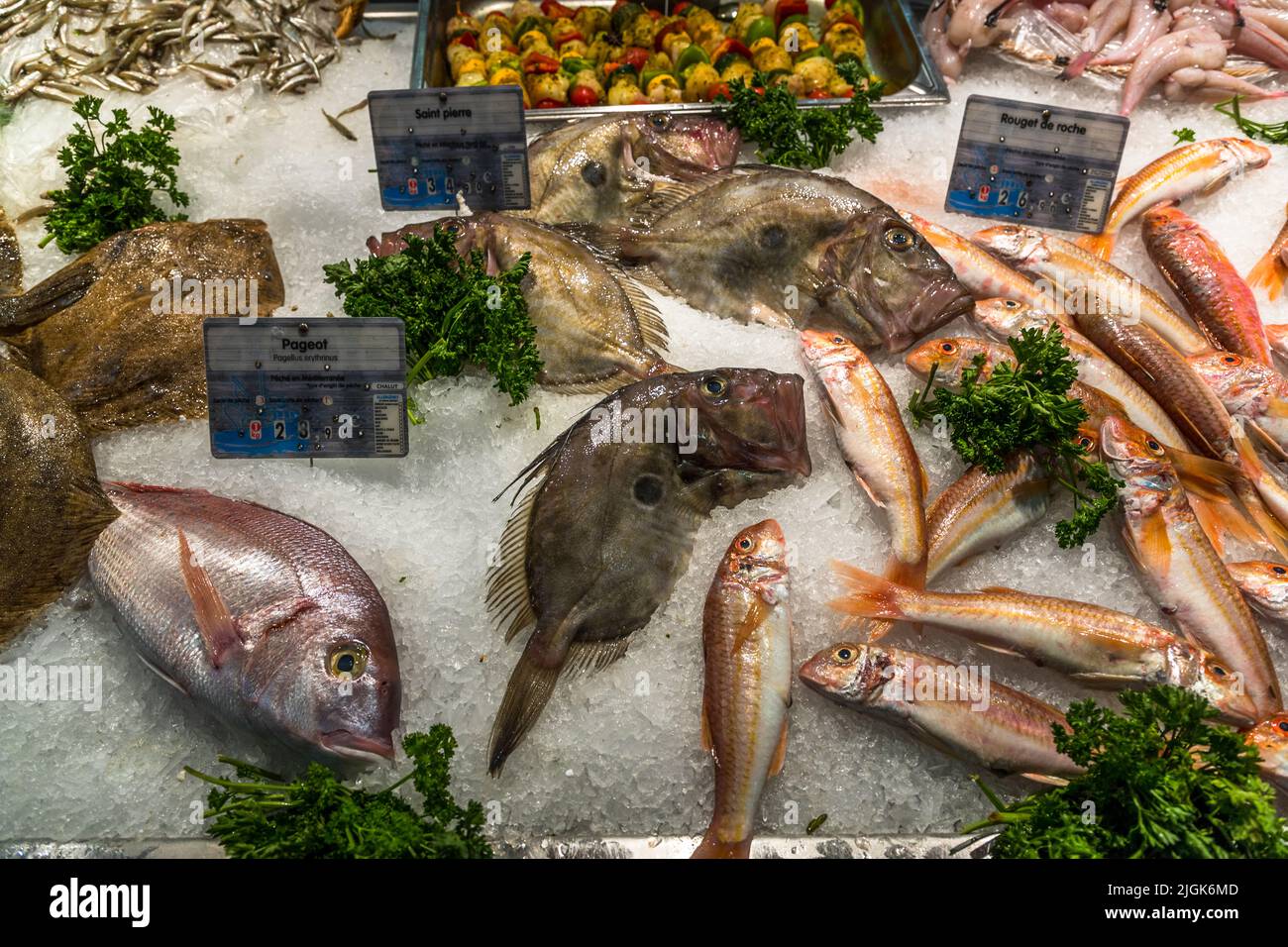 Vente de poisson dans la salle du marché d'Avignon, France Banque D'Images