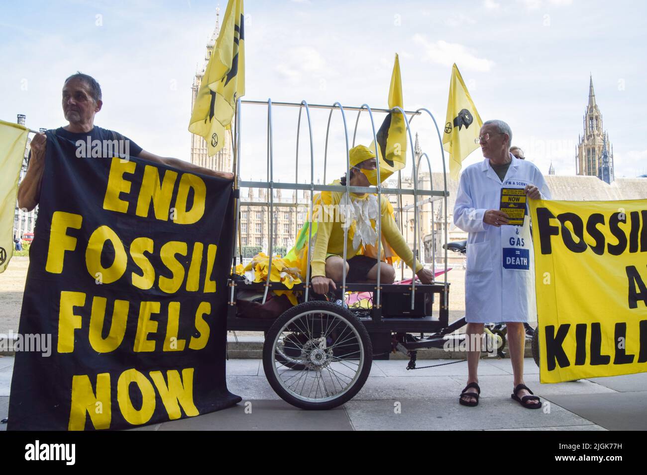 Londres, Royaume-Uni. 11th juillet 2022. Extinction les militants de la rébellion vêtus de canaris ont organisé une « mort-dedans » sur la place du Parlement pour protester contre les nouvelles mines de charbon au Royaume-Uni. Credit: Vuk Valcic/Alamy Live News Banque D'Images