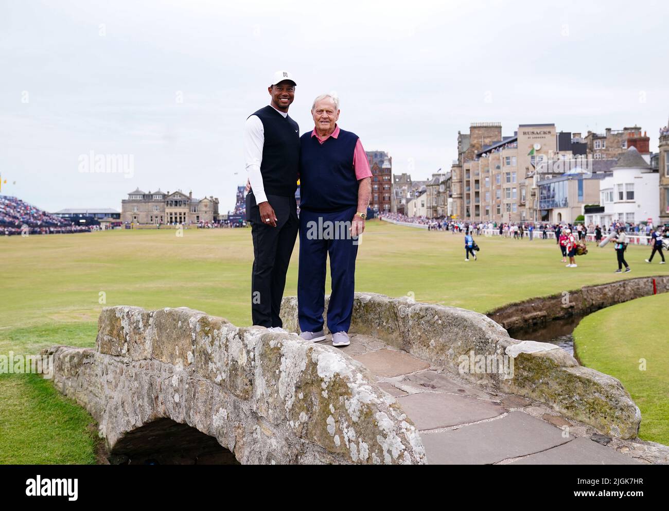 Tiger Woods et Jack Nicklaus posent pour une photo sur le pont Swilcan lors de l'événement R&A Celebration of Champions au Old course, à St Andrews. Date de la photo: Lundi 11 juillet 2022. Banque D'Images