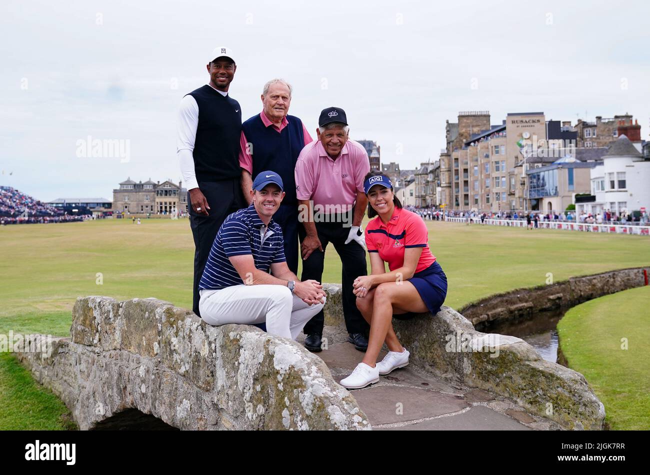 Team Woods - Tiger Woods, Rory McIlroy, Georgia Hall et Lee Trevino posent pour une photo sur le pont Swilcan avec pendant Jack Nicklaus l'événement R&A Celebration of Champions au Old course, à St Andrews. Date de la photo: Lundi 11 juillet 2022. Banque D'Images