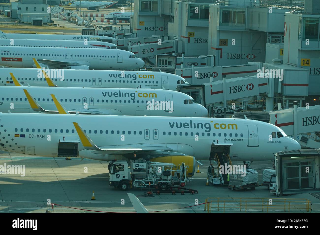 Avions Vauling alignés au terminal sud de l'aéroport de Gatwick, Londres, Royaume-Uni Banque D'Images