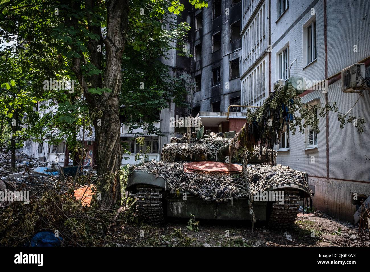 Kharkiv, Ukraine. 7th juillet 2022. Un char ukrainien couvert de camouflage vu en position non divulguée dans le district de Saltivka. Le district de Saltivka était autrefois l'un des quartiers les plus denses de la ville de Kharkiv se transforme maintenant en ruines et en ruines, alors que le district continue de subir des bombardements intenses de la part des bombardements russes. (Image de crédit : © Alex Chan TSZ Yuk/SOPA Images via ZUMA Press Wire) Banque D'Images