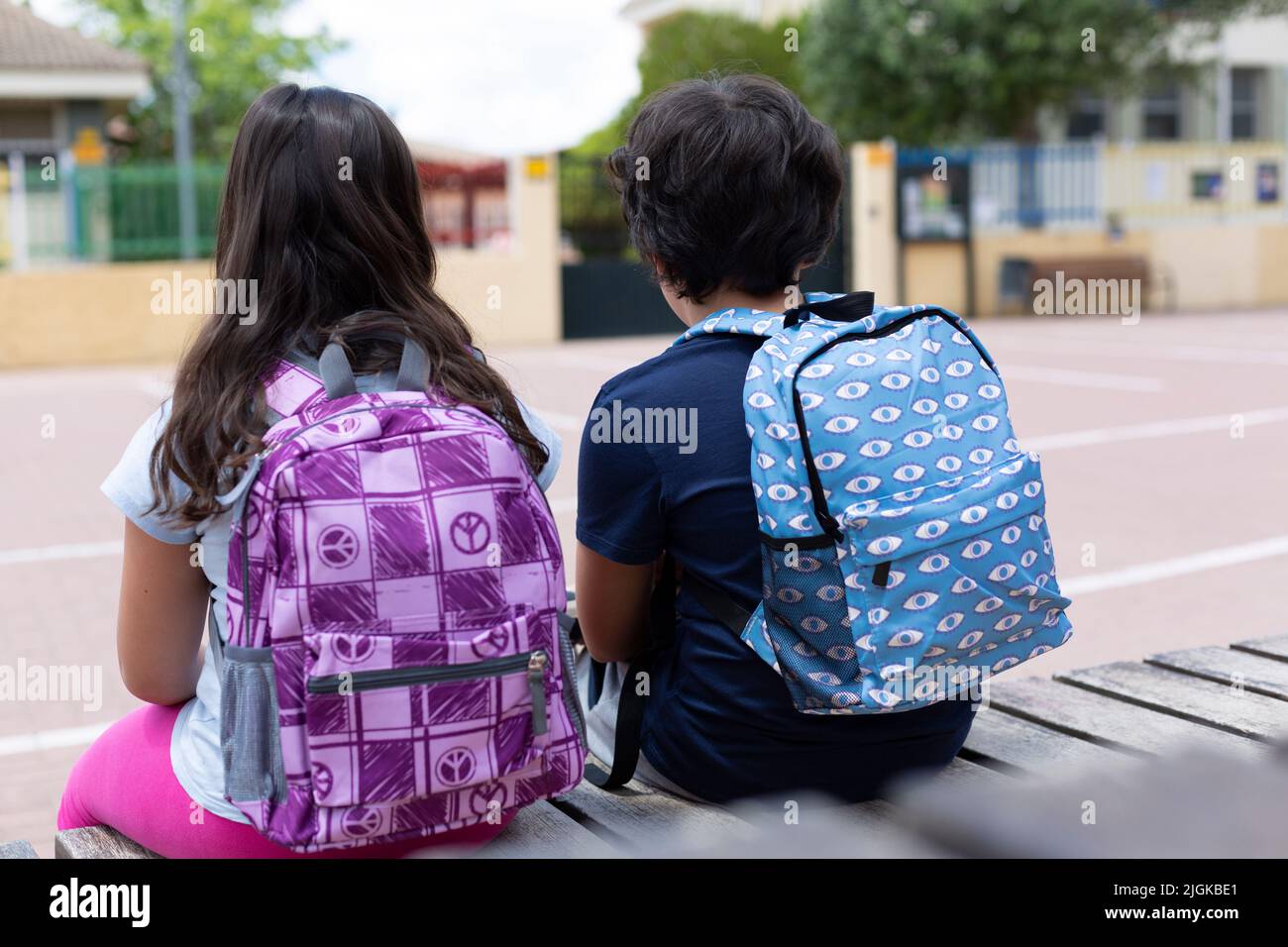 Vue arrière de deux jeunes enfants étudiants avec leur sac à dos. Premier jour de retour à l'école. Banque D'Images