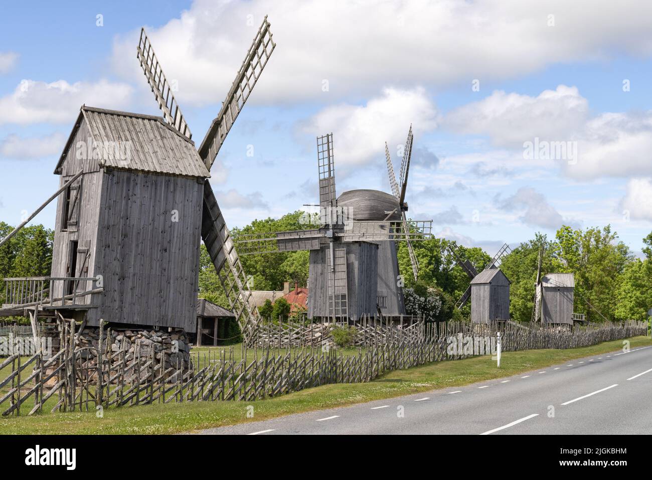 Les moulins à vent d'Angla, cinq moulins à vent en bois dans le parc à vent d'Angla, construit au début du 20th siècle, île Saarema, Saarema, Estonie Europe. Banque D'Images