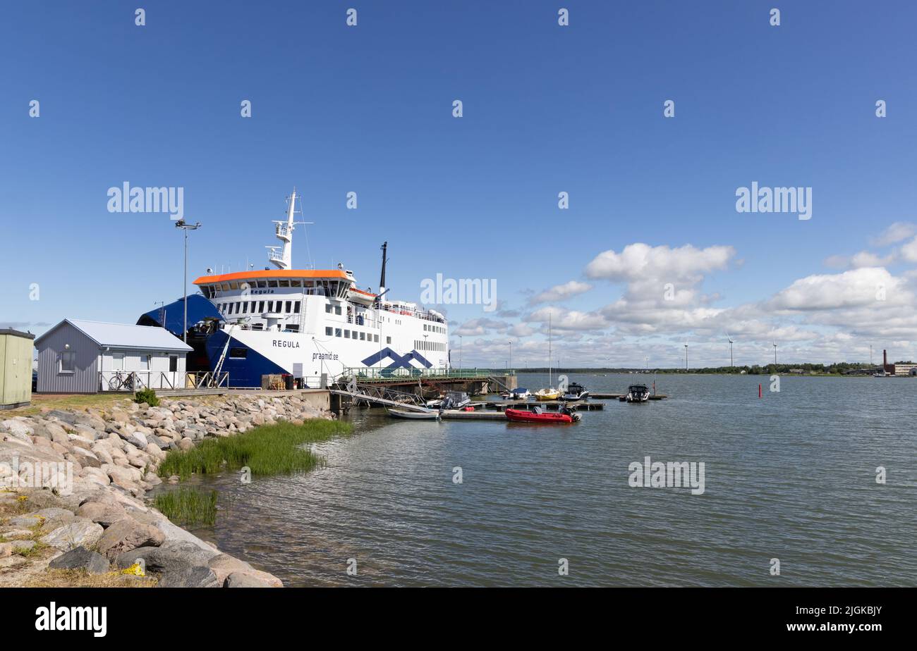 Estonie Ferry; le ferry reliant l'Estonie continentale à l'île Saarema à travers le golfe de Riga, chargement dans le port de Virtsu, Estonie, Europe Banque D'Images