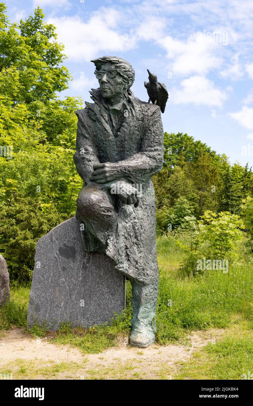 Statue de l'écrivain estonien Juhan Smuul dans son lieu de naissance de Koguva, île de Muhu, Estonie Europe Banque D'Images