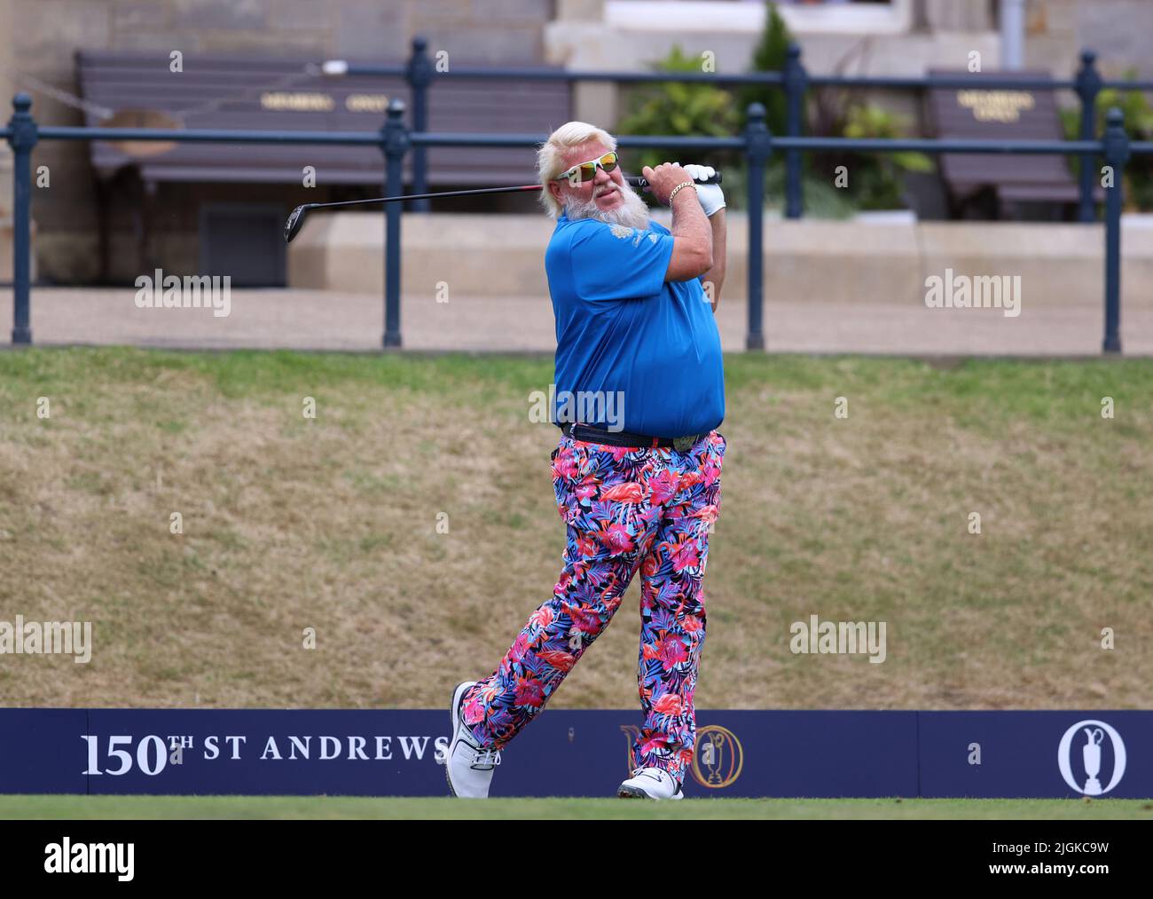 St Andrews, Fife, Écosse, Royaume-Uni. St Andrews, Fife, Écosse, Royaume-Uni. 11th juillet 2022, Old course at St Andrews, St Andrews, Fife, Écosse ; les activités de pré-tournoi du championnat de golf ouvert ; le champion 1995 John Daly (États-Unis) atteint son tee-shirt lors de l'événement Celebration of Champions Credit: Action plus Sports Images/Alay Live News Credit: Action plus Sports Images/Alay Live News Banque D'Images