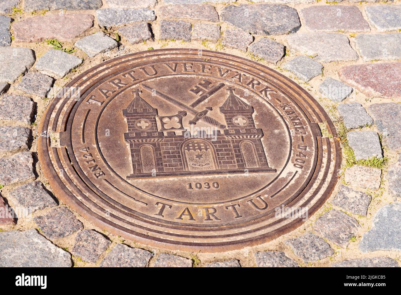 Armoiries de la ville de Tartu, Estonie, sur une plaque métallique installée dans la route, Tartu, Estonie États baltes, Europe Banque D'Images