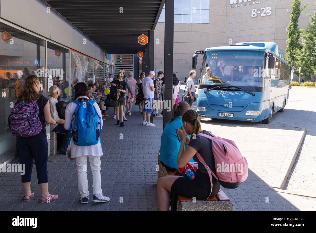 Transports publics de l'Estonie - Estonian attend un bus à la gare routière de Tartu, Tartu, Estonie Europe Banque D'Images