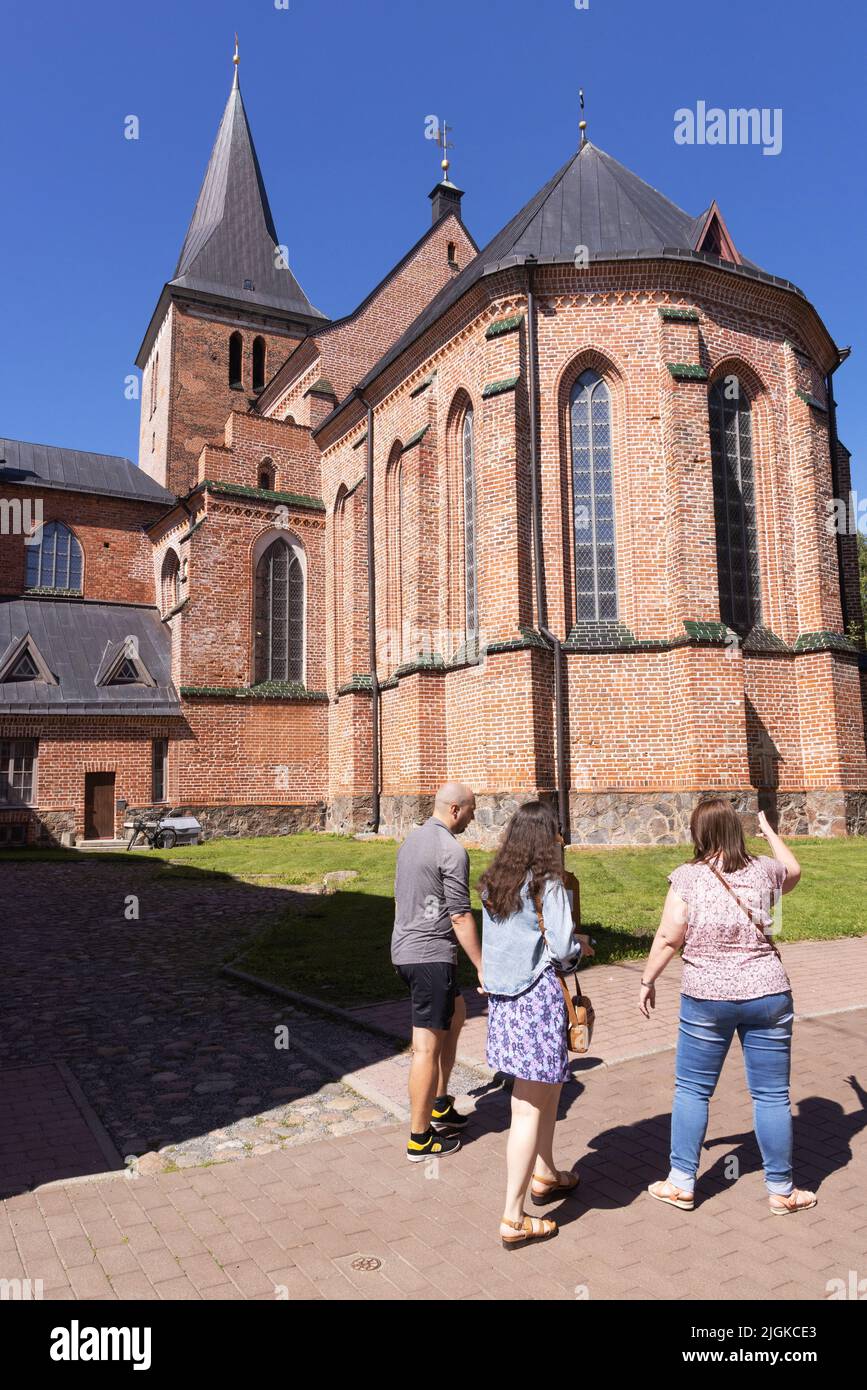 Visiteurs à l'église gothique du 14th siècle, église Saint-Jean, extérieur de Tartu, lors d'une journée ensoleillée d'été, Tartu Estonie Europe Banque D'Images