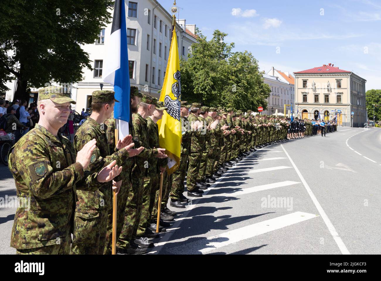 Ligue estonienne de défense; une armée de soldats paramilitaires défilent le jour de la victoire, le 23rd juin, à Tartu, Estonie, Europe Banque D'Images