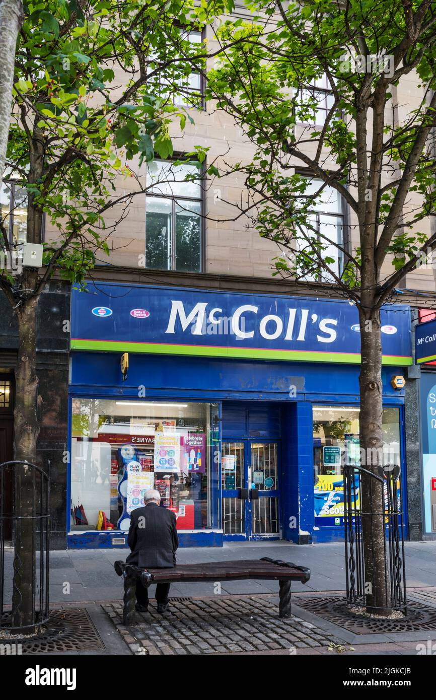 La boutique d'agents de presse de McColl à Dundee High Street, en Écosse. Banque D'Images