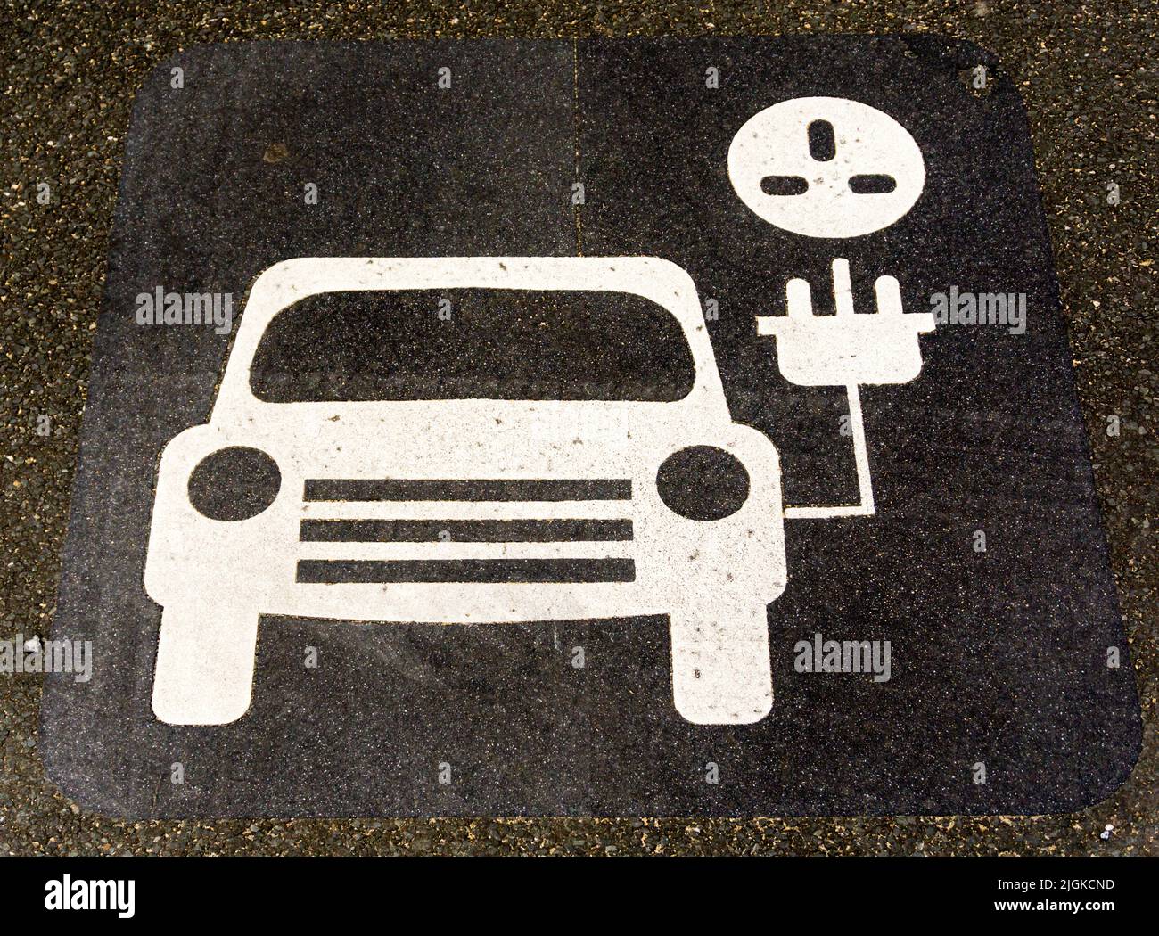 Panneau peint sur l'asphalte de la route dans le parking pour montrer un point de recharge de véhicule électrique. Banque D'Images Panneau peint sur l'asphalte de la route dans le parking pour montrer un point de recharge de véhicule électrique. Banque D'Images