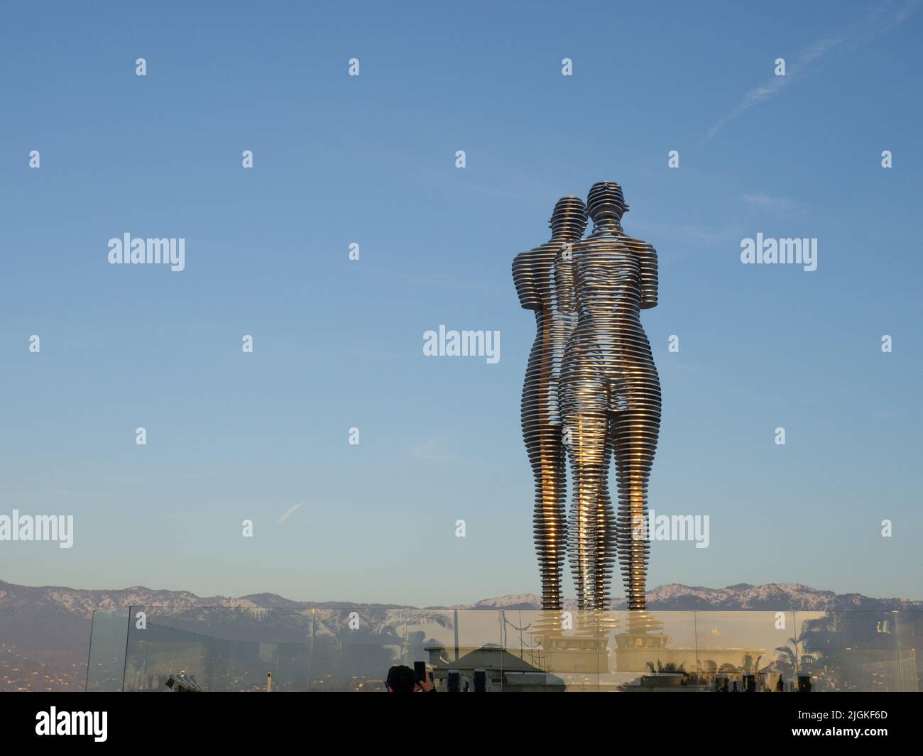 Monument à Ali et Nino à Batumi. Construction métallique. Un monument intéressant. Bâtiment d'ingénierie. Banque D'Images