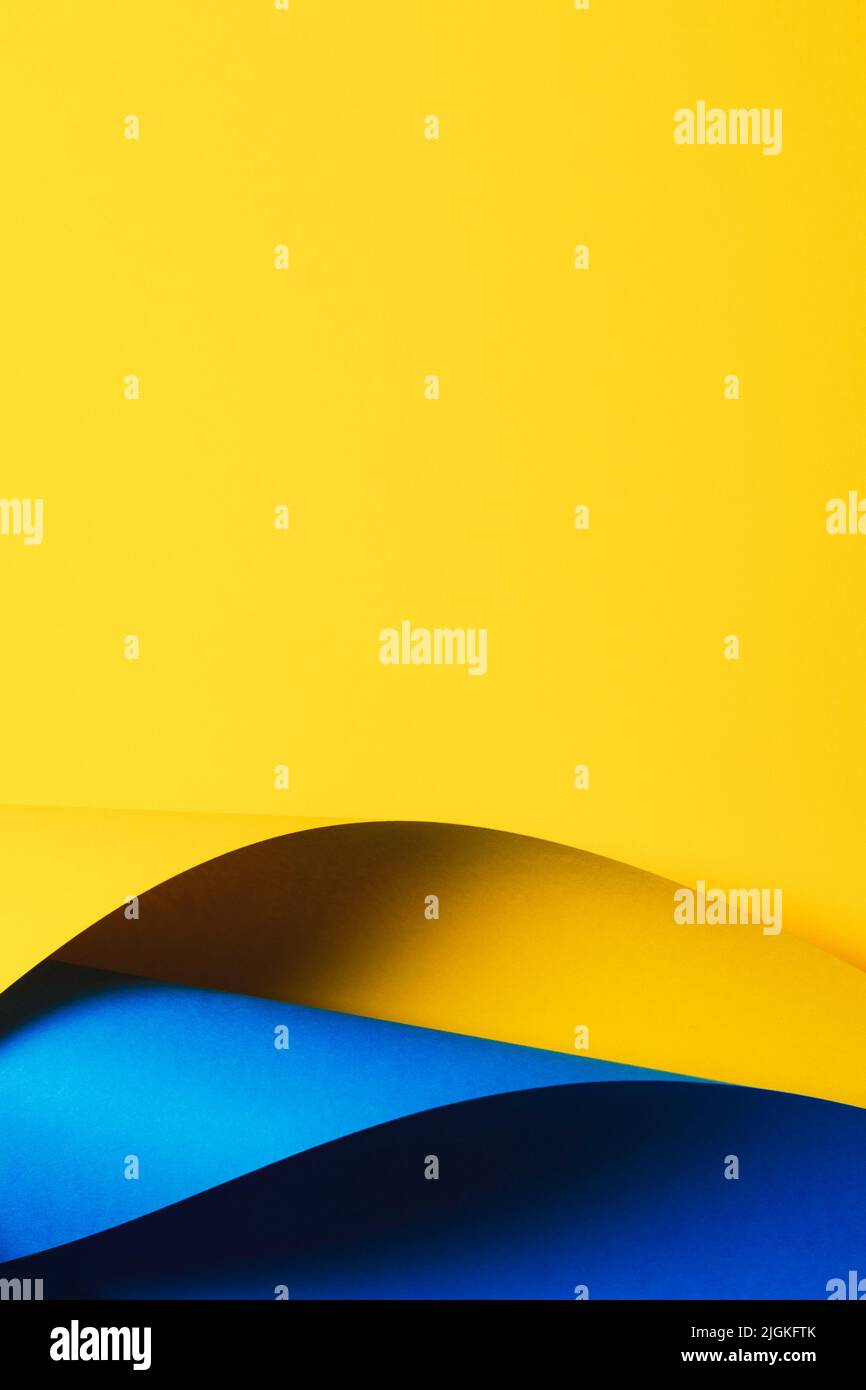 Vague abstraite de papier jaune et bleu clair. Papier courbe géométrique créatif avec lumière et ombres. Arrière-plan de géométrie abstraite avec espace de copie Banque D'Images