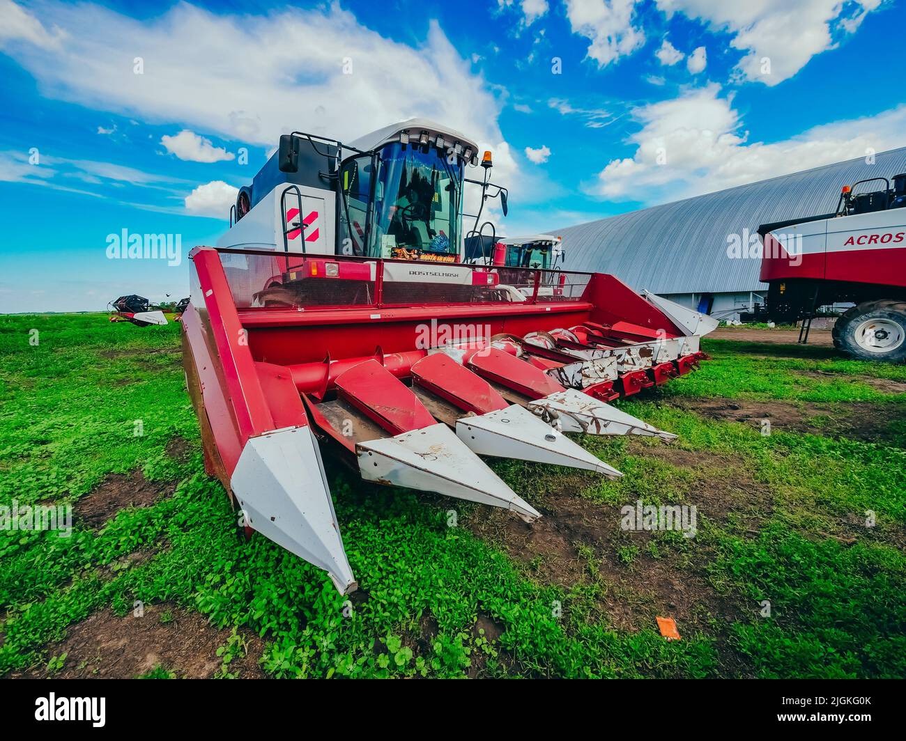 Tatarstan, Russie. 14 mai 2022. Grande moissonneuse-batteuse Rostselmash puissante. Travaux agricoles et agraires. Machines agricoles modernes Banque D'Images