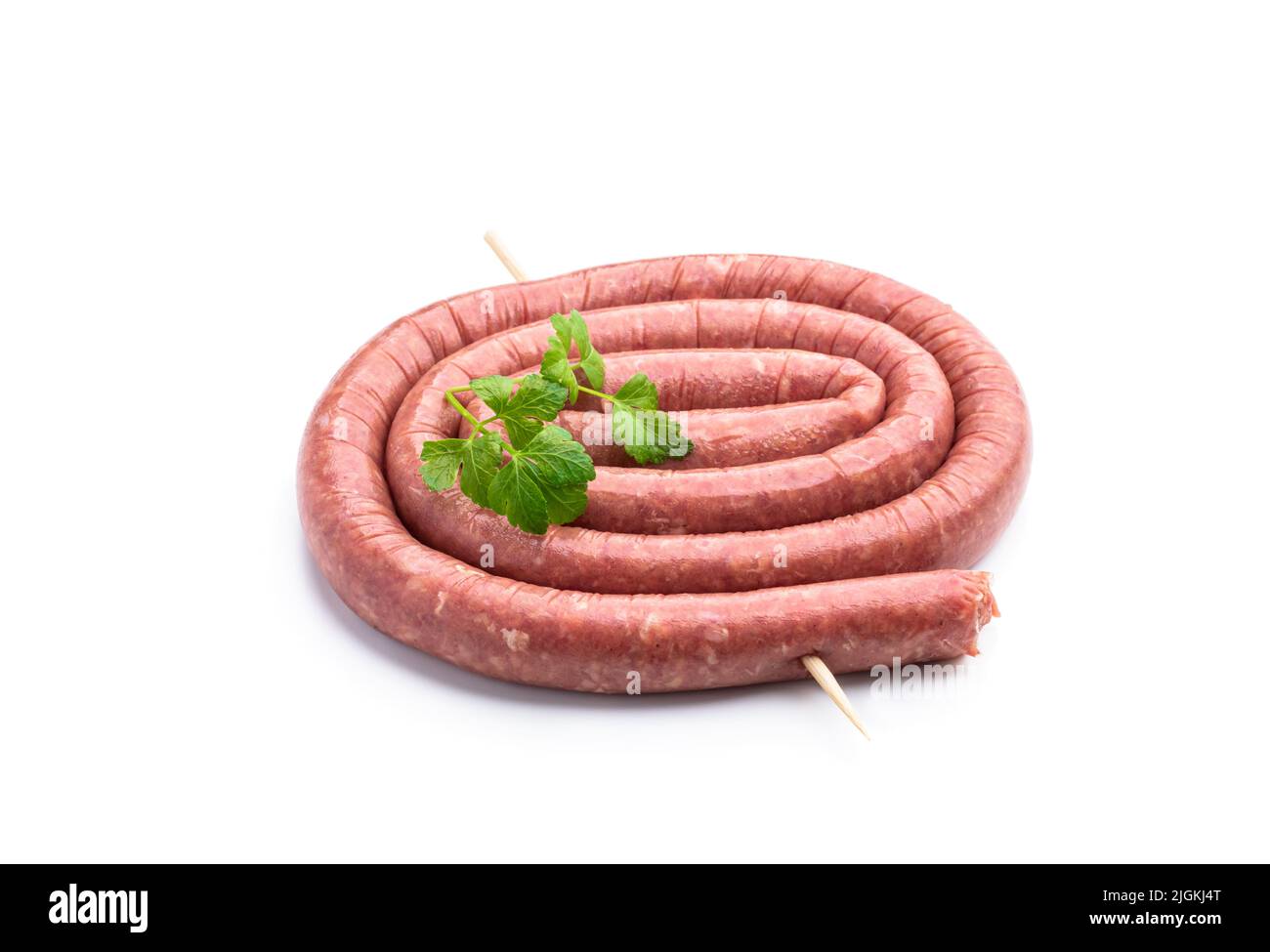 Saucisses d'agneau fines et brutes isolées sur fond blanc Banque D'Images