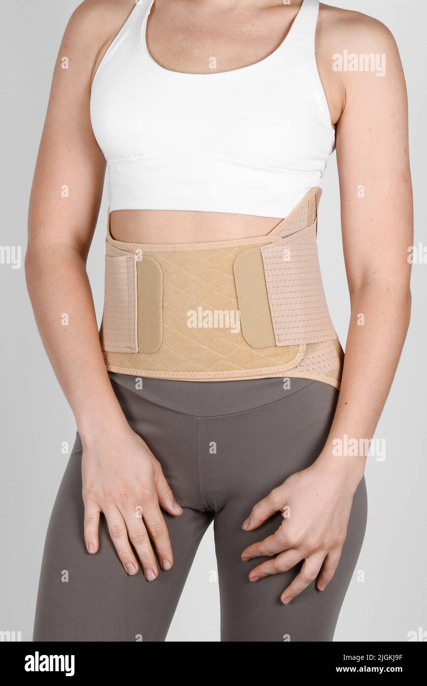 Corset lombaire orthopédique sur le corps humain.Renfort arrière, ceinture de soutien de la taille pour le dos.Correcteur de posture pour rachis de la clavicule arrière.Hernie post-opératoire Banque D'Images