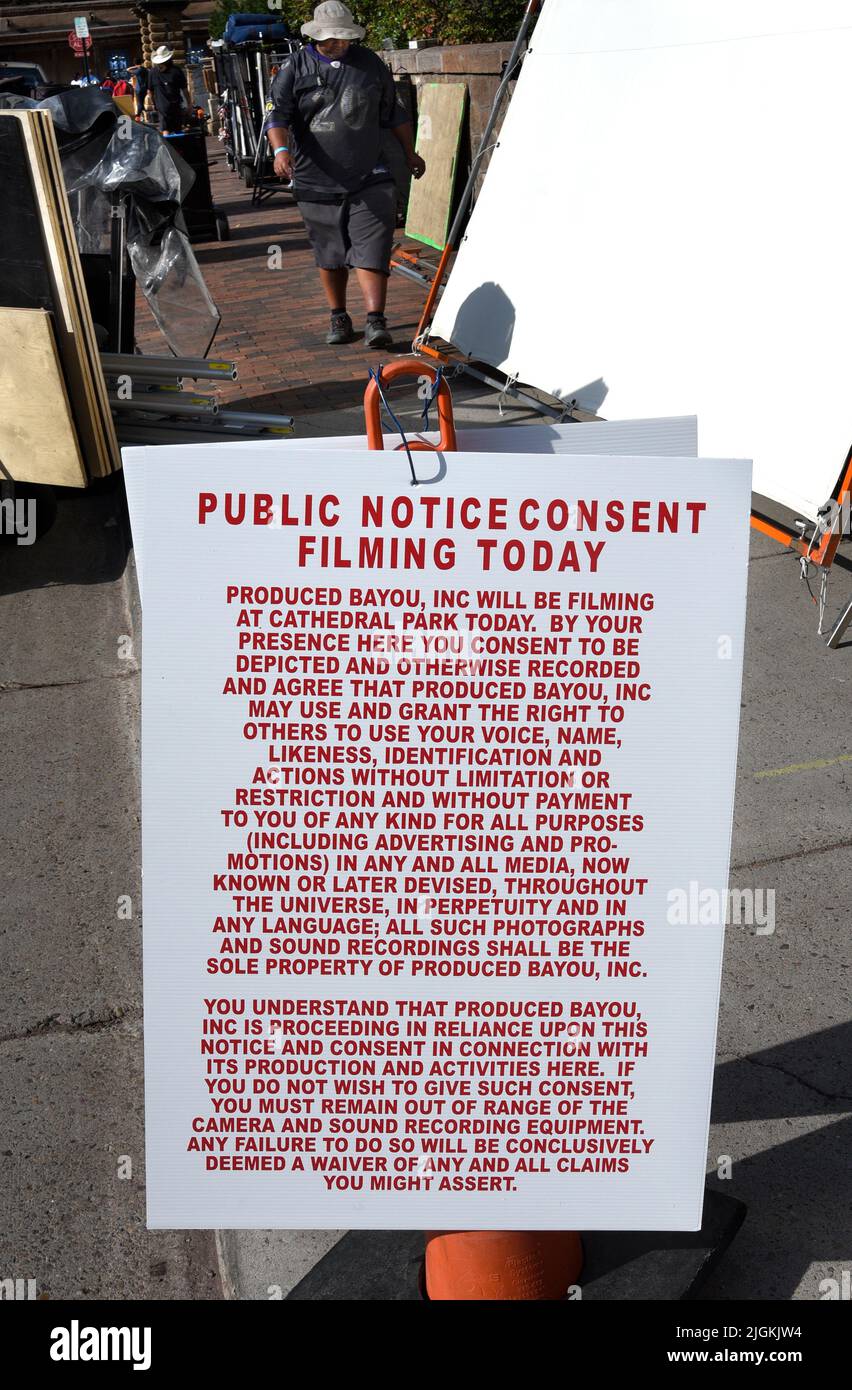 Un avis affiché près d'un lieu de tournage informe le public que le tournage est en cours et qu'il ne sera pas compensé s'il apparaît dans le film. Banque D'Images