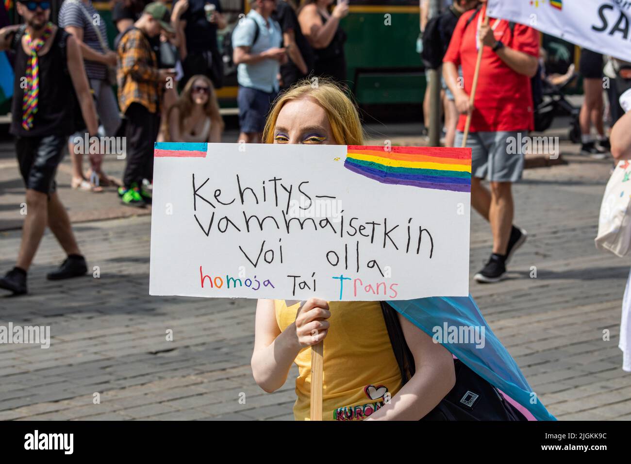 Kehitysvammaisetkin olla voi homoja ta trans. Femme avec signe à la parade Helsinki Pride 2022 à Mannerheimintie, Helsinki, Finlande. Banque D'Images