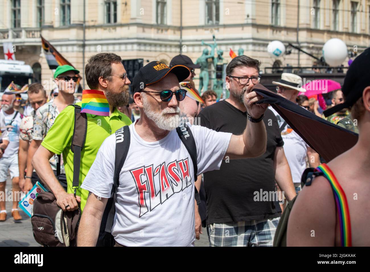 Homme barbu tenant un coin d'un drapeau à l'ours lors de la parade Helsinki Pride 2022 à Helsinki, en Finlande Banque D'Images