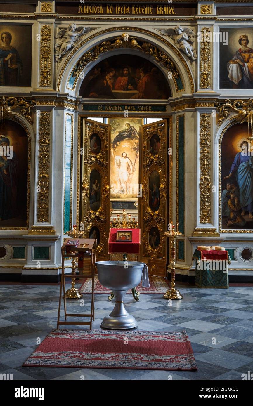 Intérieur et autel dans l'église orthodoxe du temple.Christianisme.Décoration intérieure festive avec bougies allumées et icône.La cérémonie du bébé Banque D'Images