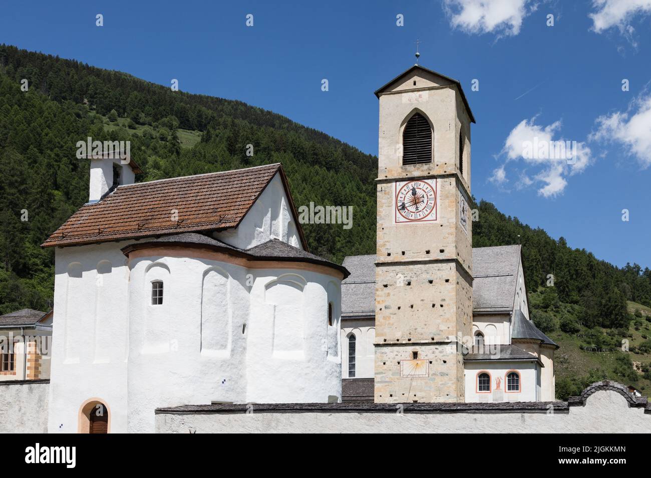 Abbaye médiévale de Saint-Jean et clocher de Val Müstair dans le canton des Grisons, Suisse. C'est un site classé au patrimoine mondial de l'UNESCO. Banque D'Images