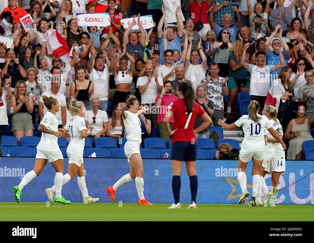 Ellen White, en Angleterre, célèbre son sixième but lors du match de l'UEFA Women's Euro 2022 Group A au Brighton & Hove Community Stadium. Date de la photo: Lundi 11 juillet 2022. Banque D'Images