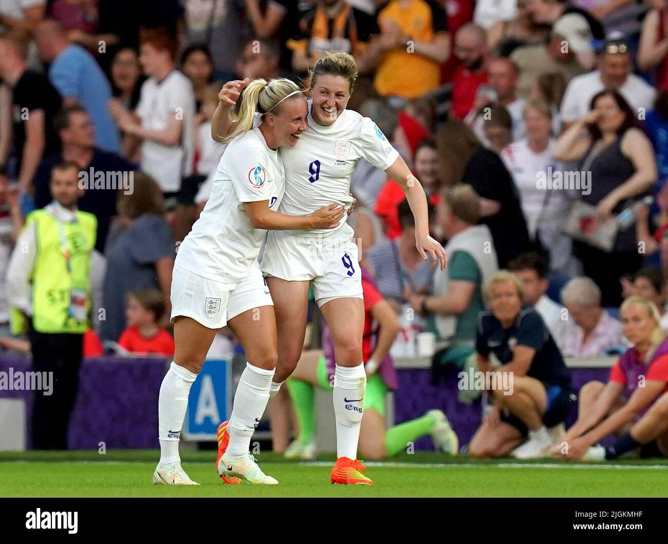 Ellen White, en Angleterre, célèbre le sixième but de ses côtés avec Beth Mead, coéquipier, lors du match de l'UEFA Women's Euro 2022 Group A au stade communautaire Brighton & Hove. Date de la photo: Lundi 11 juillet 2022. Banque D'Images