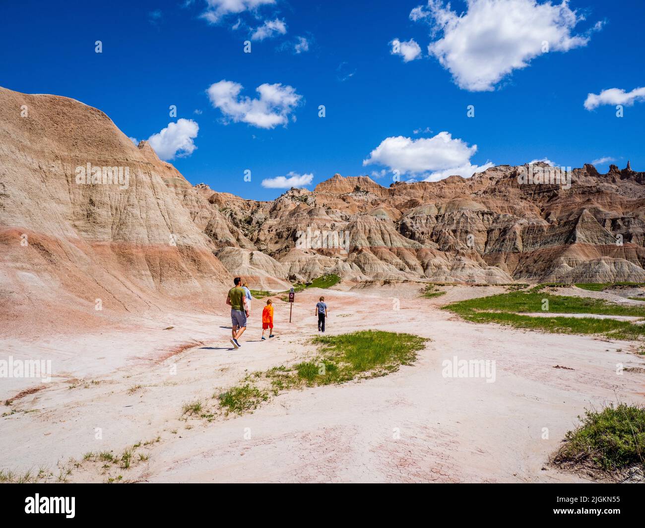 Randonnée en famille dans la région de Saddle Pass Trailhead du parc national de Badlands dans le Dakota du Sud des États-Unis Banque D'Images