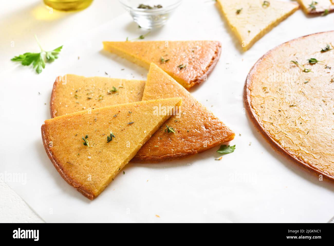 Tranches de pain plat de pois chiches sans gluten de soca. Banque D'Images