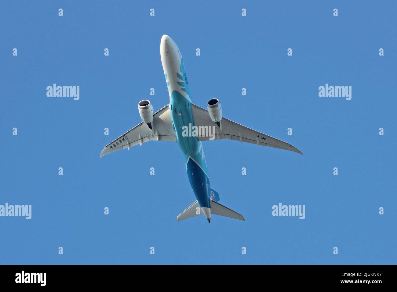 Boeing 787-9 de China Southern Airlines B-1169 survolant un ciel bleu Banque D'Images