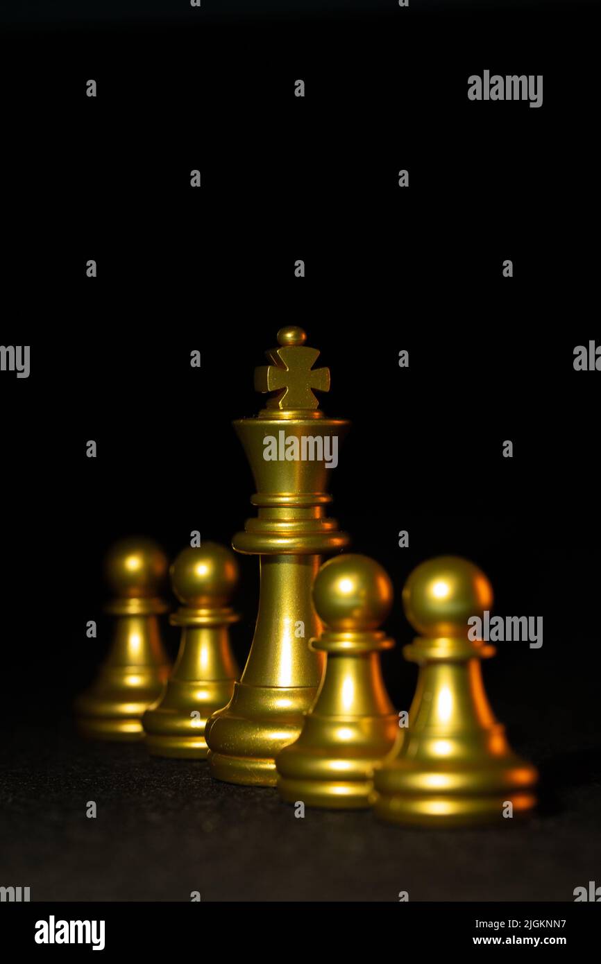 Jeu de société d'échecs. Gros plan sur des figures de couleur or Banque D'Images