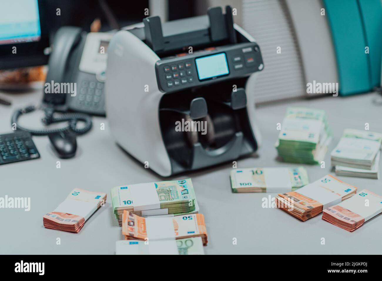 Les billets triés placés sur le tableau après avoir été comptés sur la ...