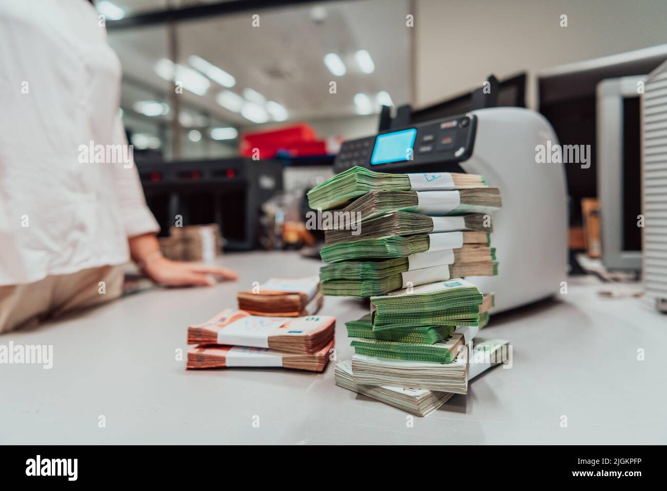 Les billets triés placés sur le tableau après avoir été comptés sur la